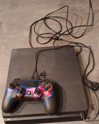 PS4 da 1 TB slim con 7 giochi in DVD e  altri 2