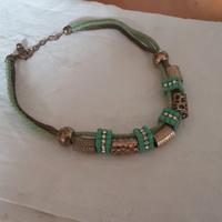 Collana con elementi particolari