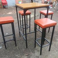 Tavolo alto con sgabello abinato