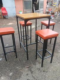 Tavolo alto con sgabello abinato