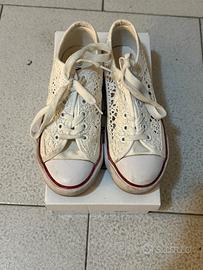 Scarpe ricamate di Nuna Lie