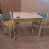 Tavolo e libreria Montessori per bambini