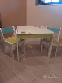 Tavolo e libreria Montessori per bambini