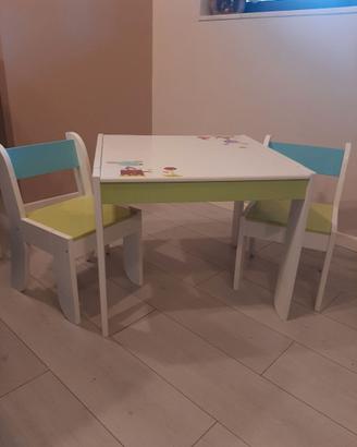 Tavolo e libreria Montessori per bambini