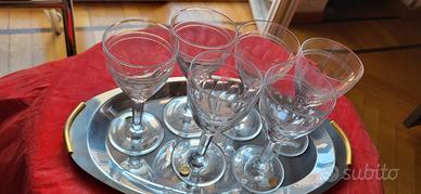Bicchieri da vino vintage in cristallo con vassoio