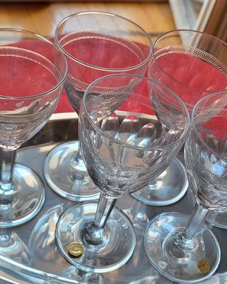 Bicchieri da vino vintage in cristallo con vassoio