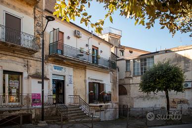 Centro - Semindipendente con cantina -