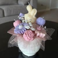 Vaso  in ceramica con fiori in cera e coppia