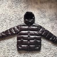 Piumino corto Moncler Maya con cappuccio