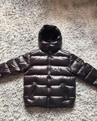 Piumino corto Moncler Maya con cappuccio