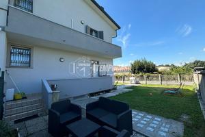 Porzione di villa con giardino