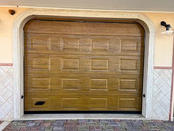 Porta garage ad apertura elettronica telecomandata