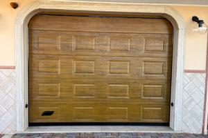 Porta garage ad apertura elettronica telecomandata