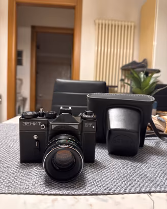 Macchina fotografica zenit anni 80