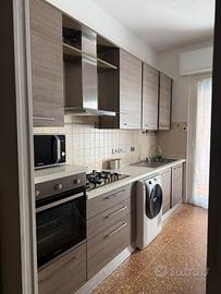 Cucina con elettrodomestici inclusi