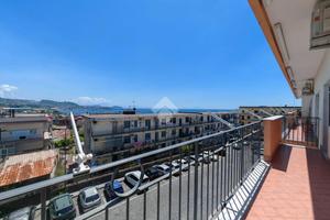 3 LOCALI A POZZUOLI