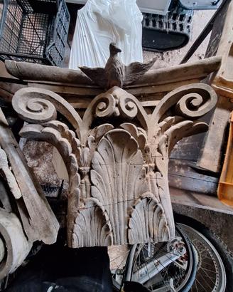 Antichi capitelli in legno