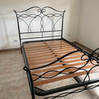 Letto in ferro battuto con rete in doghe in legno