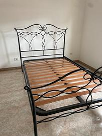 Letto in ferro battuto con rete in doghe in legno