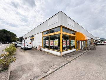 Immobile di 330 m² con 1 locale a Città di Castell