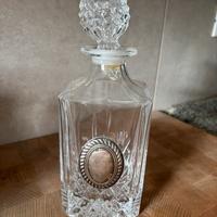 Decanter in vetro con medaglione argentato