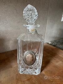 Decanter in vetro con medaglione argentato