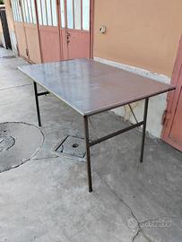 n. 2 tavoli in alluminio 