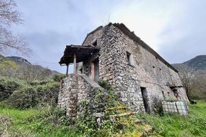 Supino casale in pietra
