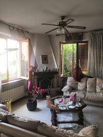Villetta con mansarda, taverna e giardino