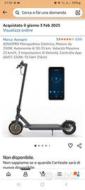 monopattino elettrico con casco