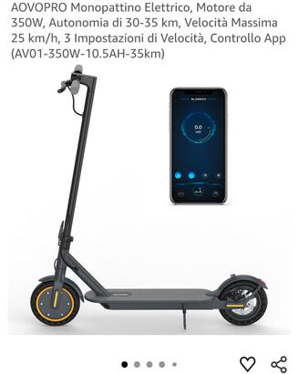 monopattino elettrico con casco