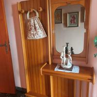 ingressino con appendiabiti e tavolino 