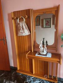 ingressino con appendiabiti e tavolino 