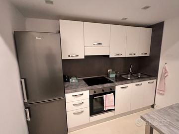 Cucina da 230 cm oltre frigo non incassato