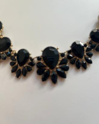 Collana dorata con pietre nere