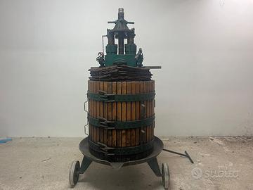 Torchio idraulico per uva