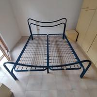 Letto matrimoniale a rete in ferro blu
