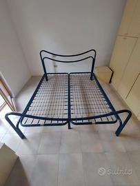 Letto matrimoniale a rete in ferro blu