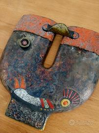 Maschera sarda in ceramica raku di Massimo Boi