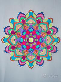 mandala colorato a mano 