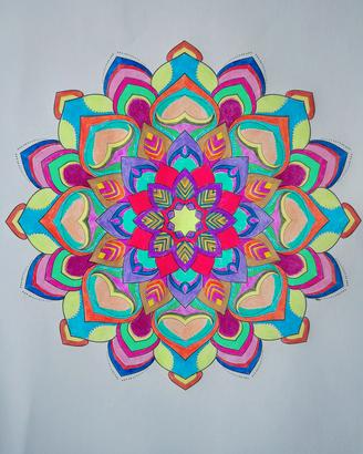 mandala colorato a mano 