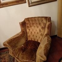 coppia di poltrone in velluto dorato vintage