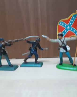 3 soldatini Britains Deetail anni '70
