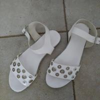 Sandali bianchi con borchiette