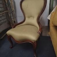 Sedia poltrona imbottita in legno