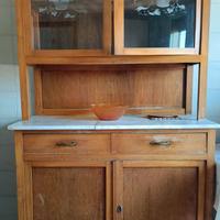 Credenza in legno con antine in vetro decorato