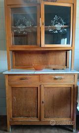 Credenza in legno con antine in vetro decorato