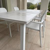 Tavolo da esterno con sedie