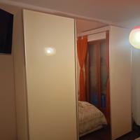 Armadio a tre ante con specchio e comodino 