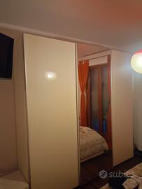 Armadio a tre ante con specchio e comodino 